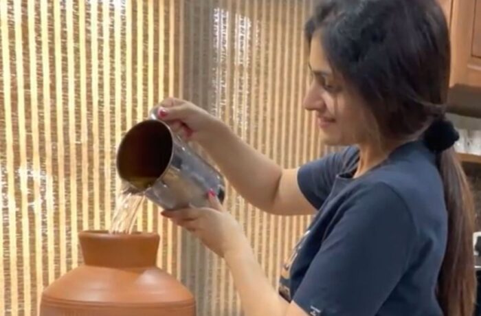 Drinking water from matka
